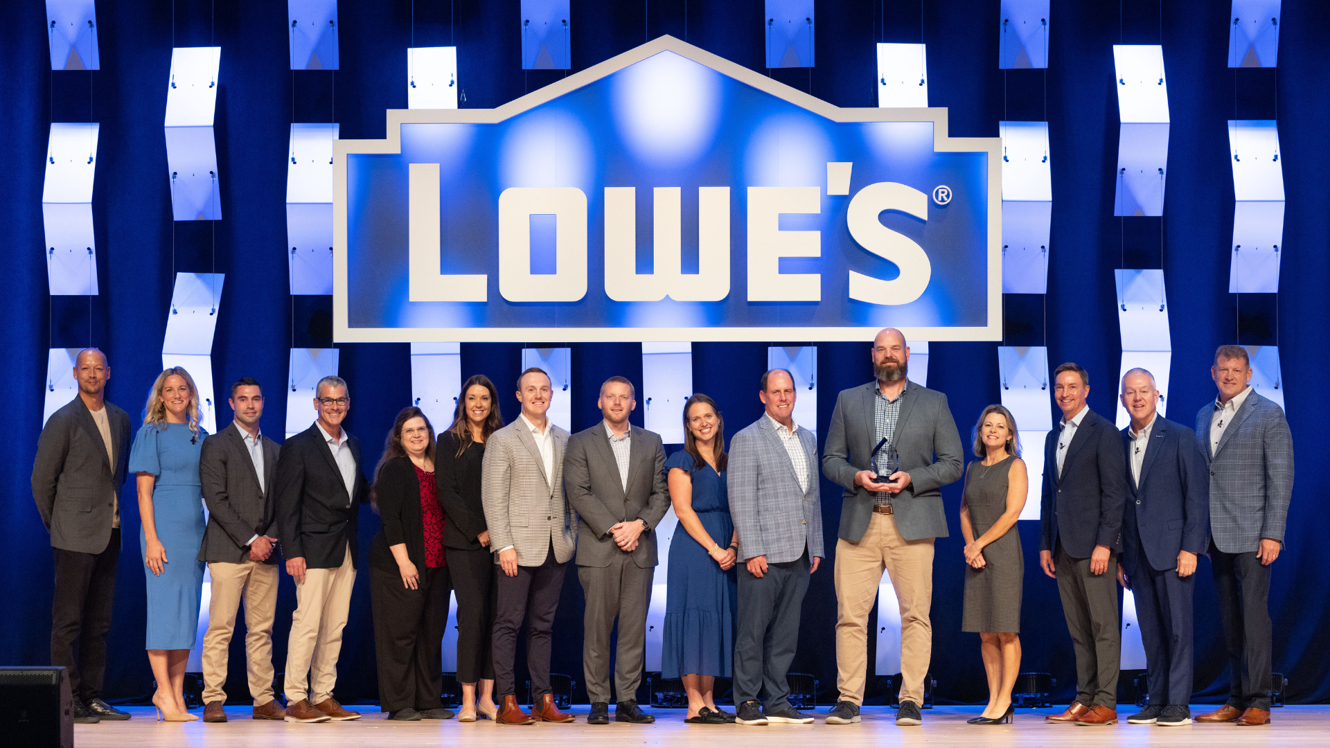 GE Appliances Wins Lowe’s 2025 Vendor Partner of the Year GE Appliances team celebrates Lowe’s 2025 Vendor Partner of the Year award